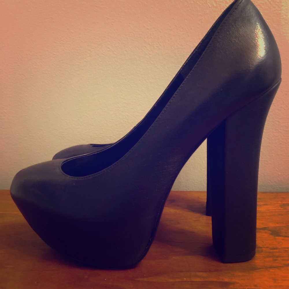 Report Signature Platform Pumps Size 7.5